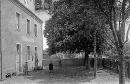 La cours de rcration de l'ancienne maison d'cole de Glanon